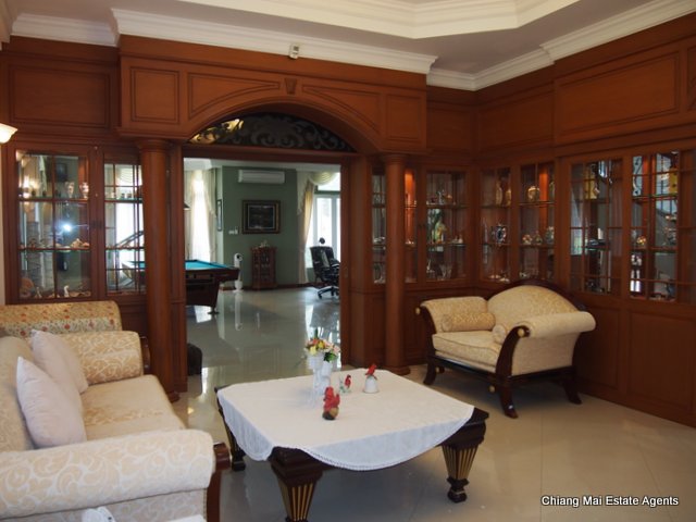 Exquisite Home with Swimming Pool For Sale