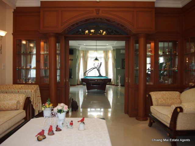 Exquisite Home with Swimming Pool For Sale