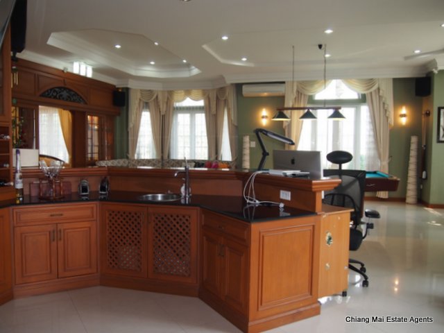 Exquisite Home with Swimming Pool For Sale