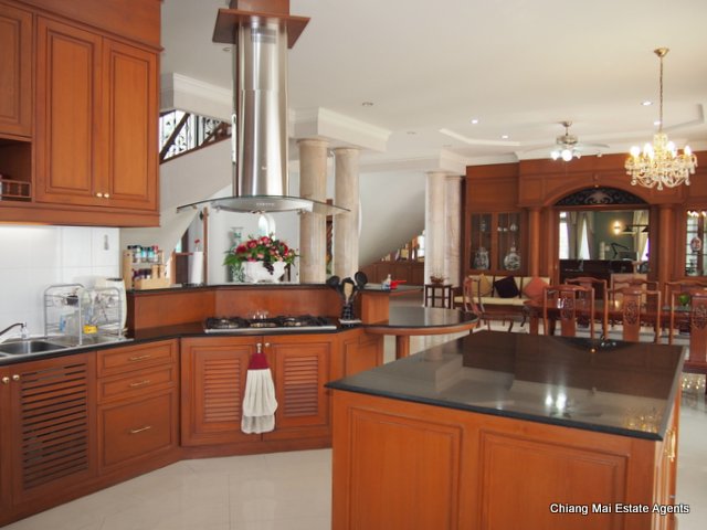 Exquisite Home with Swimming Pool For Sale