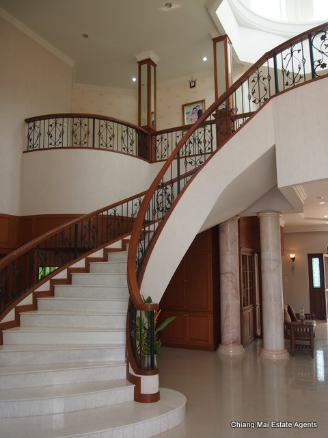 Exquisite Home with Swimming Pool For Sale