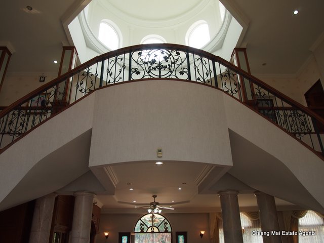 Exquisite Home with Swimming Pool For Sale