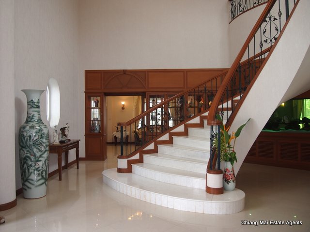 Exquisite Home with Swimming Pool For Sale