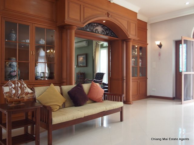 Exquisite Home with Swimming Pool For Sale
