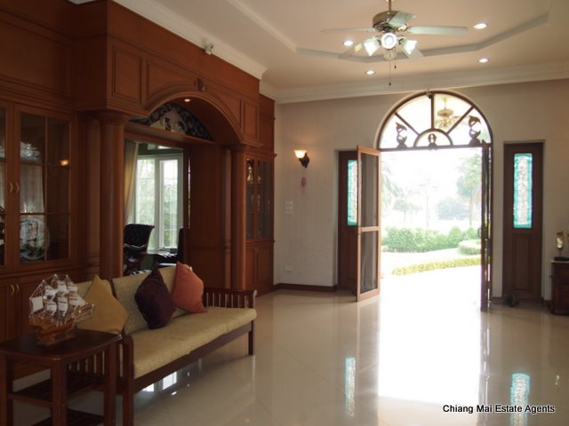 Exquisite Home with Swimming Pool For Sale