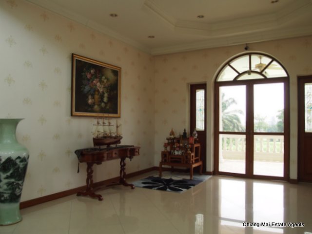 Exquisite Home with Swimming Pool For Sale