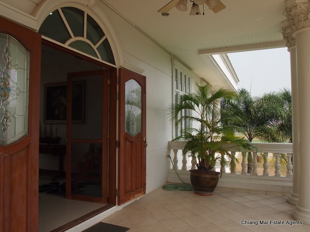 Exquisite Home with Swimming Pool For Sale