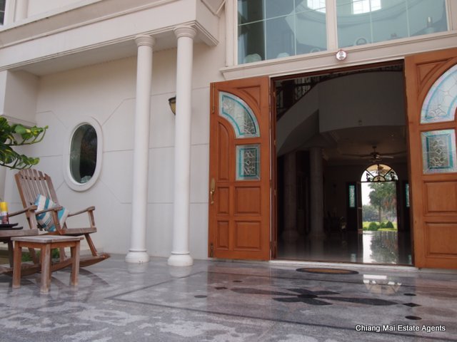 Exquisite Home with Swimming Pool For Sale
