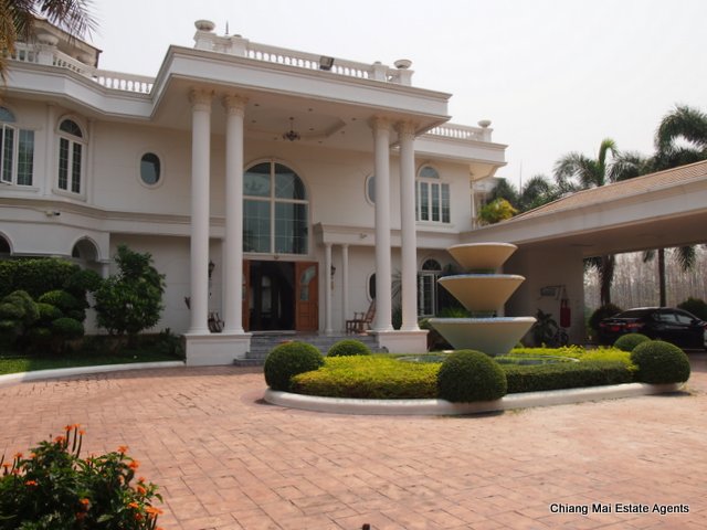 Exquisite Home with Swimming Pool For Sale