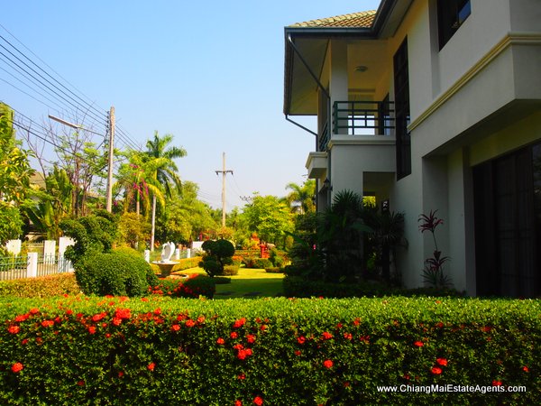 House with Large Garden in Pinery Home