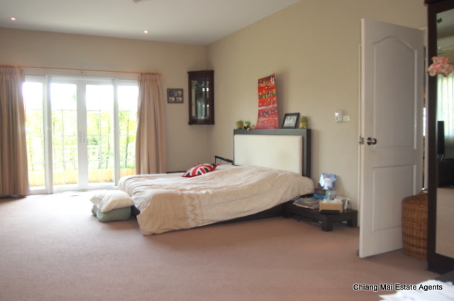 Large Family Home with Private Pool in Home in Park
