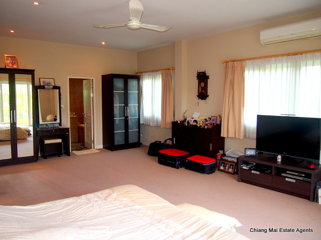 Large Family Home with Private Pool in Home in Park