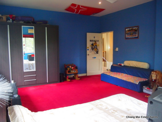 Large Family Home with Private Pool in Home in Park