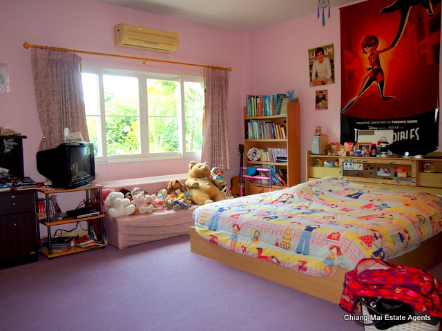 Large Family Home with Private Pool in Home in Park
