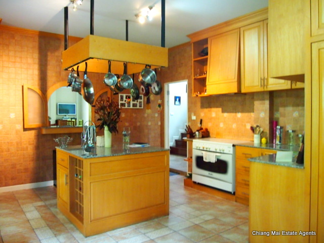 Large Family Home with Private Pool in Home in Park
