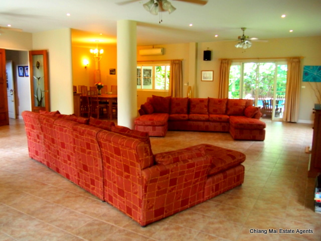Large Family Home with Private Pool in Home in Park