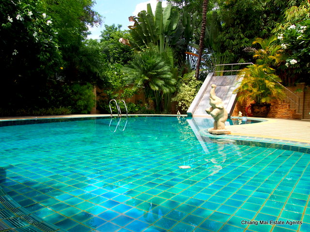 Large Family Home with Private Pool in Home in Park