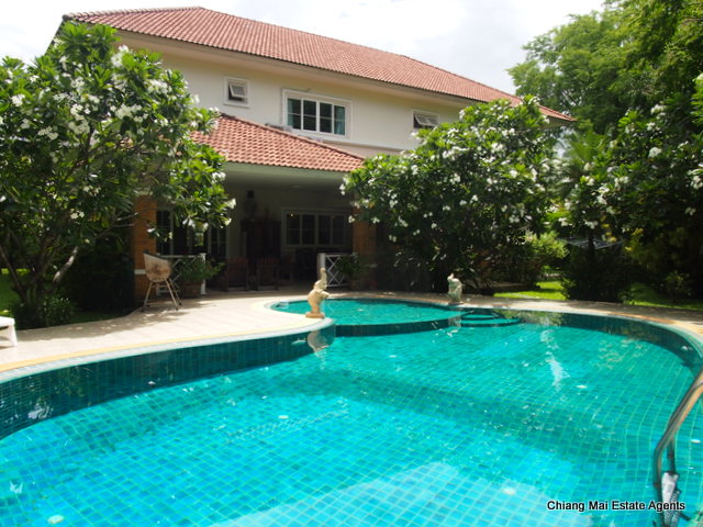 Large Family Home with Private Pool in Home in Park