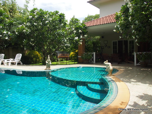 Large Family Home with Private Pool in Home in Park