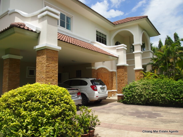 Large Family Home with Private Pool in Home in Park