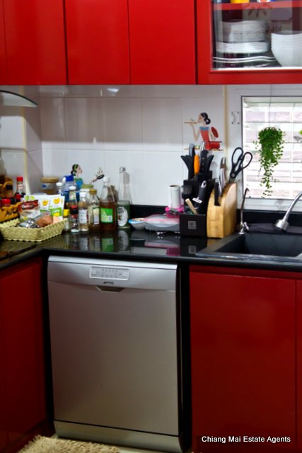 Amazing 3 Bedroom House In House and View For Sale
