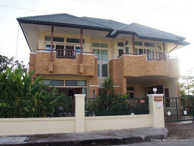 Custom Home For Sale with 3 Bedroom/ 3 Bathroom
