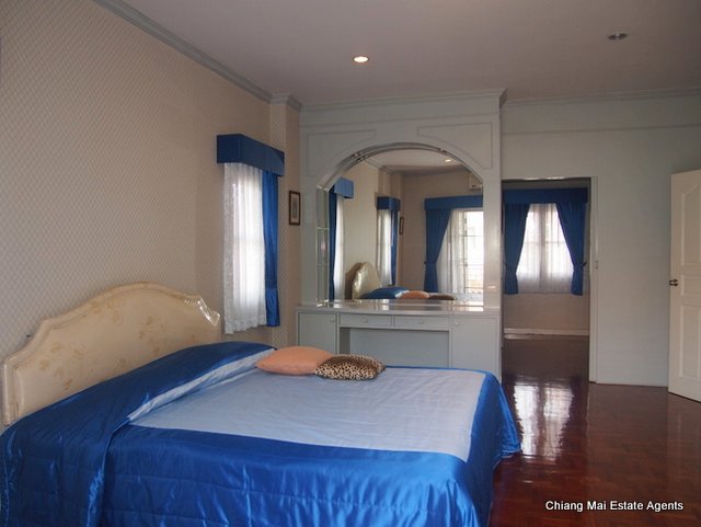 Large 4 Bedroom House in Hang Dong