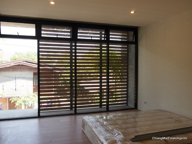 Modern Home for Sale with 3 Bedrooms/4 Bathrooms/1 Office