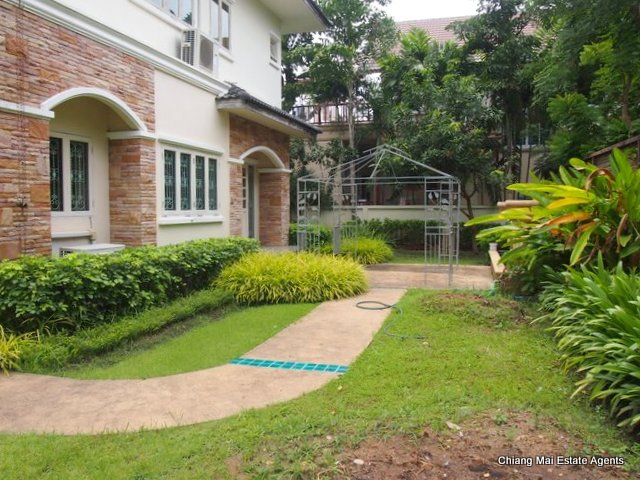 Luxurious Modern Style House For Rent In The Emperor