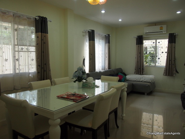 3 Bedroom/3 Bathroom/2 Living Room Home for Sale