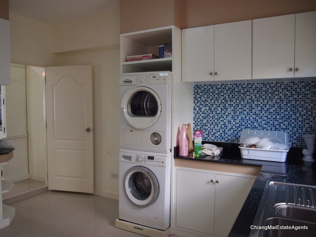 3 Bedroom/3 Bathroom/2 Living Room Home for Sale