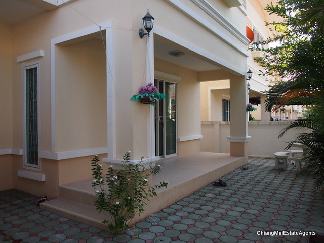 3 Bedroom/3 Bathroom/2 Living Room Home for Sale
