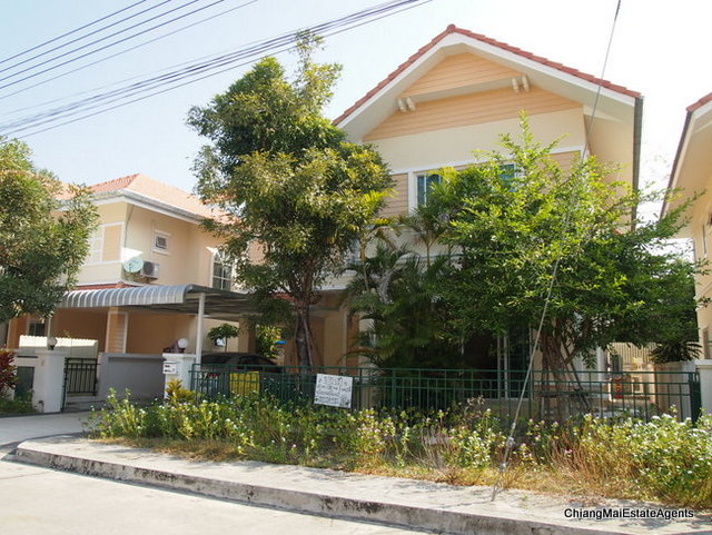 3 Bedroom/3 Bathroom/2 Living Room Home for Sale