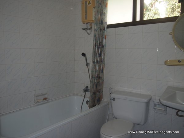 Beautiful 4 Bedroom Home in Moo Baan Nai Fun