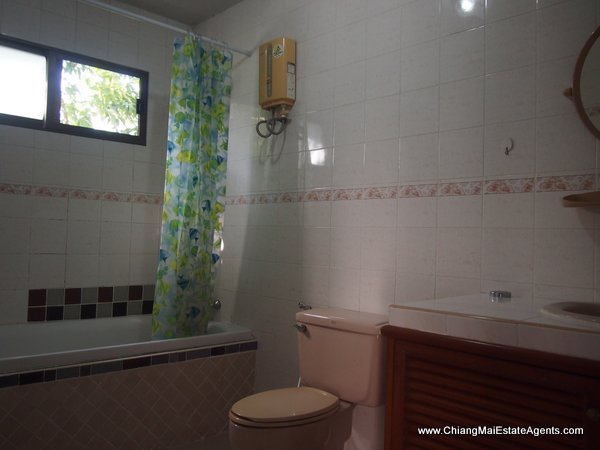 Beautiful 4 Bedroom Home in Moo Baan Nai Fun