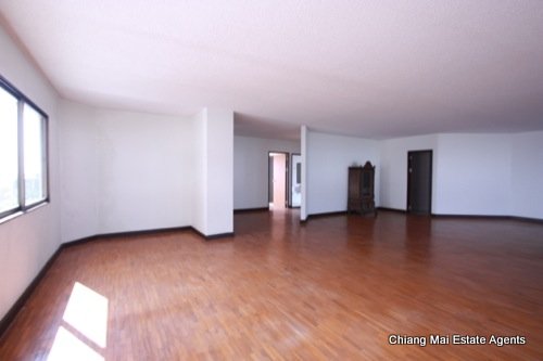 Unfurnished Unrenovated condo in the city