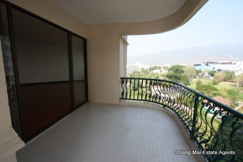 Unfurnished Unrenovated condo in the city