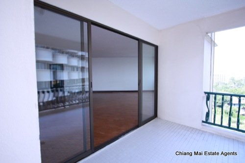 Unfurnished Unrenovated condo in the city