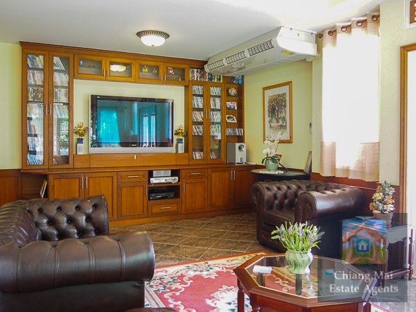 Beautifully Furnished 4 Bed Home in Koolpunt 9