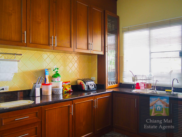 Beautifully Furnished 4 Bed Home in Koolpunt 9