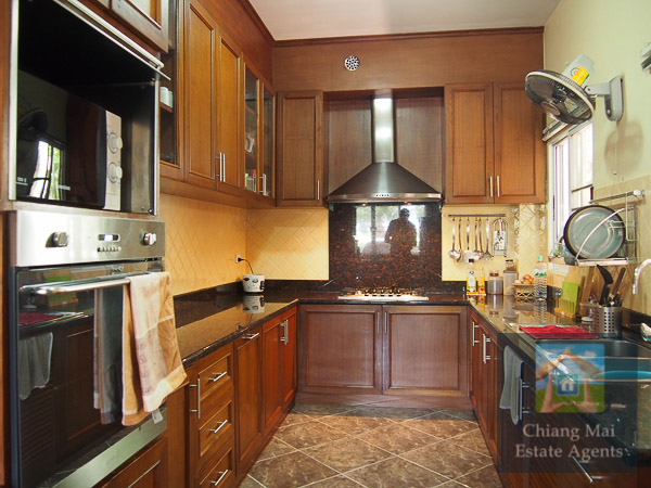 Beautifully Furnished 4 Bed Home in Koolpunt 9