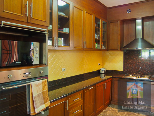 Beautifully Furnished 4 Bed Home in Koolpunt 9