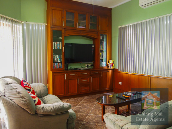 Beautifully Furnished 4 Bed Home in Koolpunt 9
