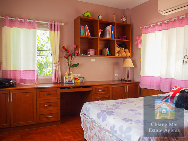 Beautifully Furnished 4 Bed Home in Koolpunt 9