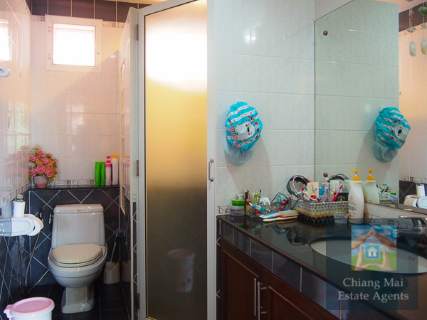 Beautifully Furnished 4 Bed Home in Koolpunt 9