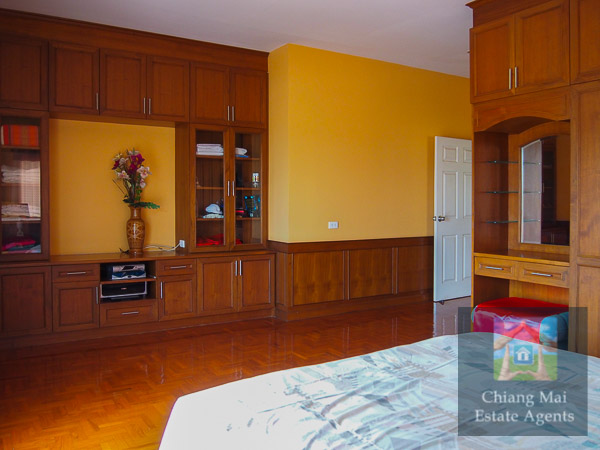 Beautifully Furnished 4 Bed Home in Koolpunt 9