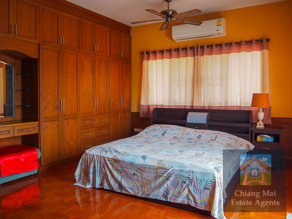 Beautifully Furnished 4 Bed Home in Koolpunt 9