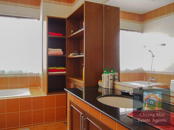 Beautifully Furnished 4 Bed Home in Koolpunt 9